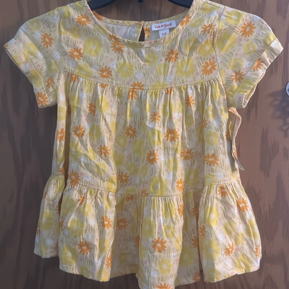 CAT & JACK YELLOW FLORAL TEE: NEW WITH TAGS: SIZE M(8)